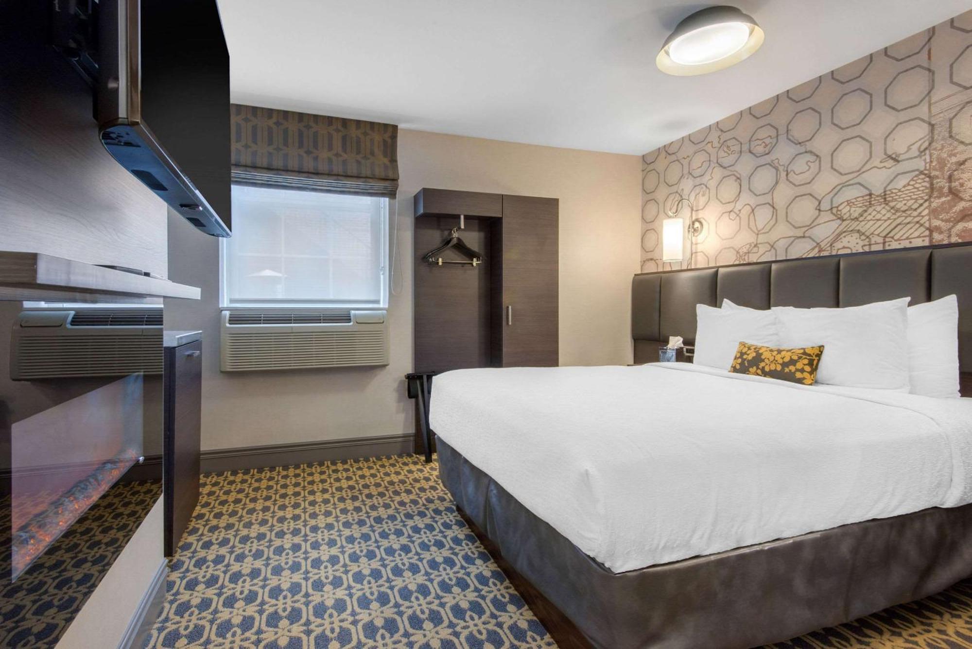 The Champlain Waterfront Hotel Ascend Hotel Collection Orillia Exterior photo