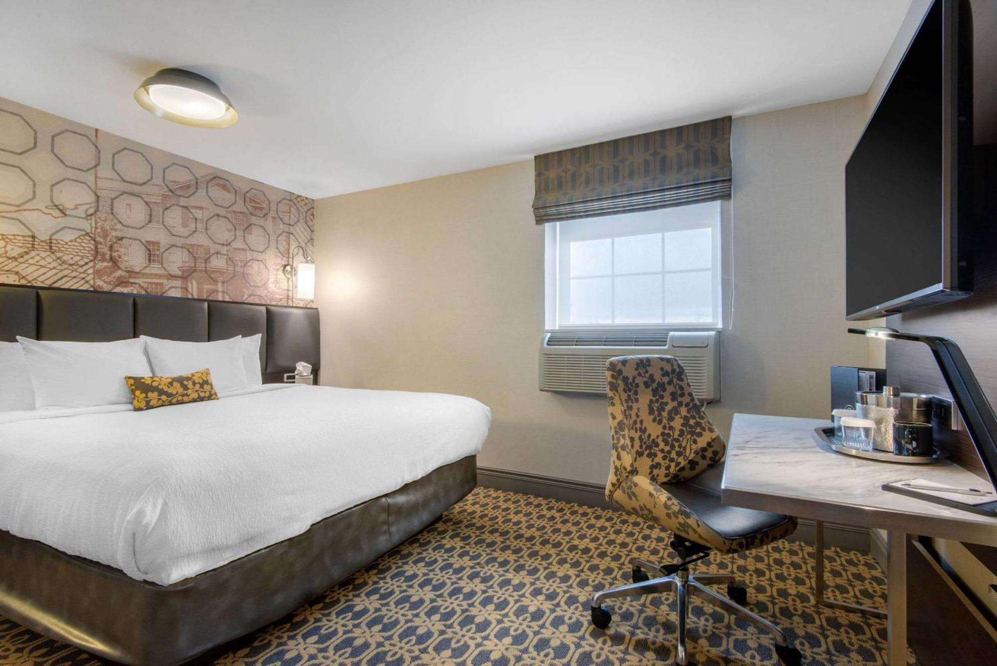 The Champlain Waterfront Hotel Ascend Hotel Collection Orillia Exterior photo