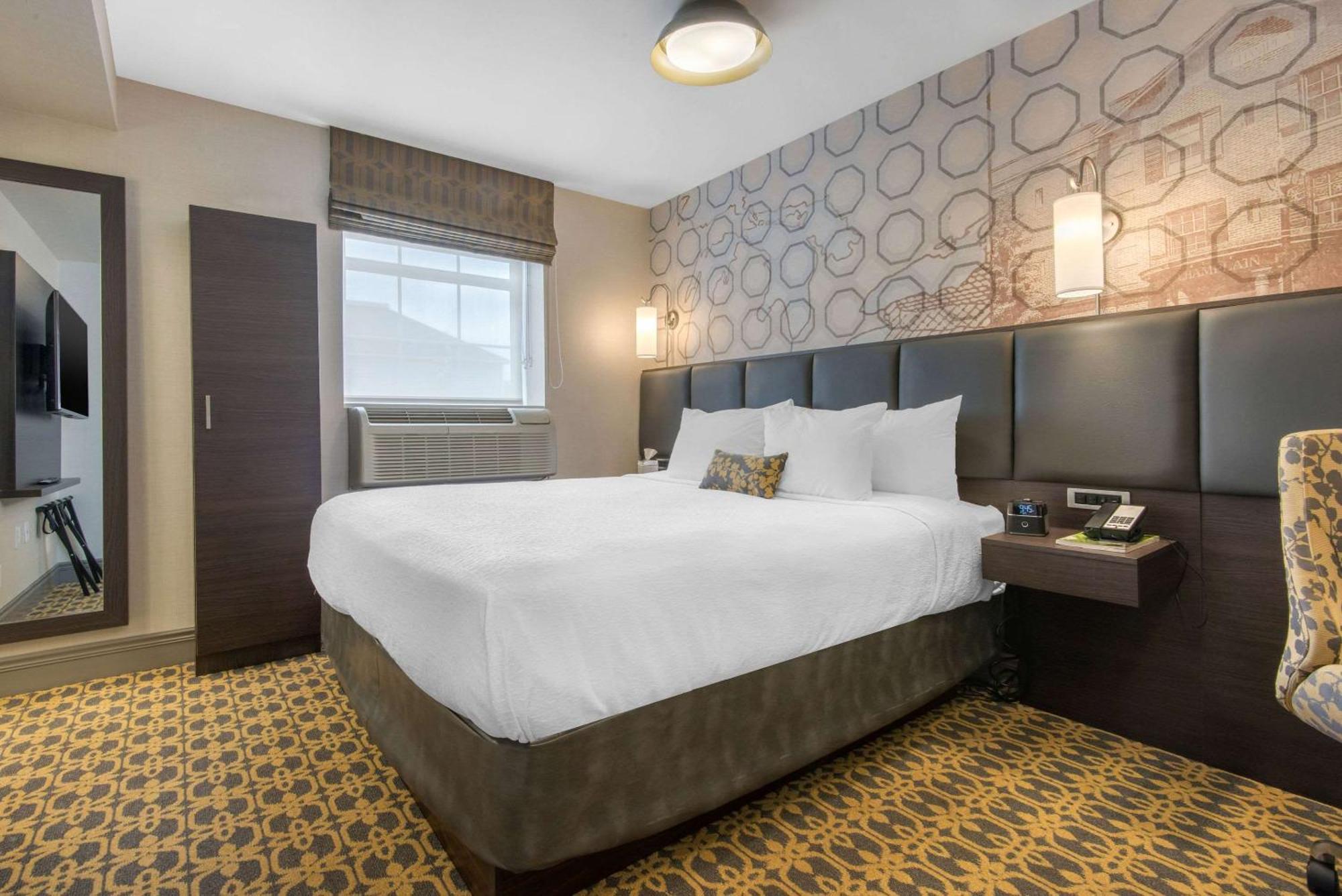 The Champlain Waterfront Hotel Ascend Hotel Collection Orillia Exterior photo