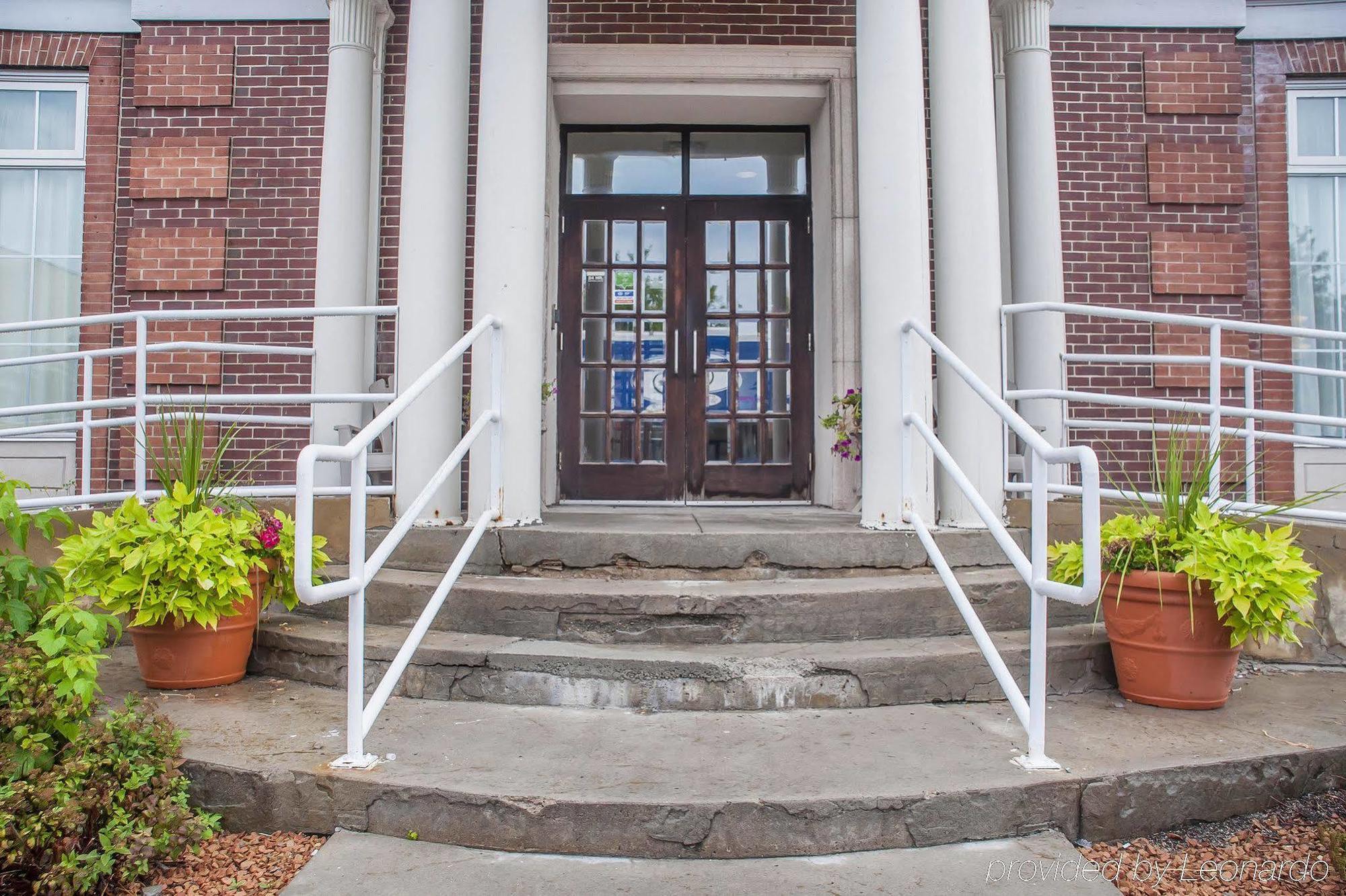 The Champlain Waterfront Hotel Ascend Hotel Collection Orillia Exterior photo